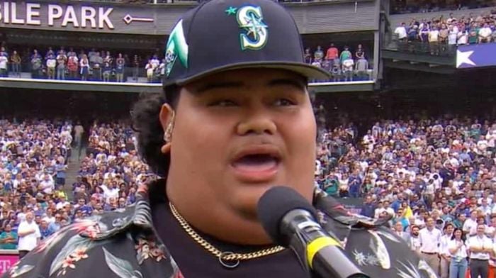 ‘american-idol’-winner-wears-hat-while-singing-national-anthem-–-issues-groveling-apology