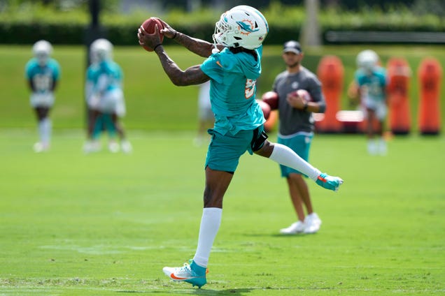 miami-dolphins’-key-offseason-acquisition-jalen-hurts-injured-at-camp