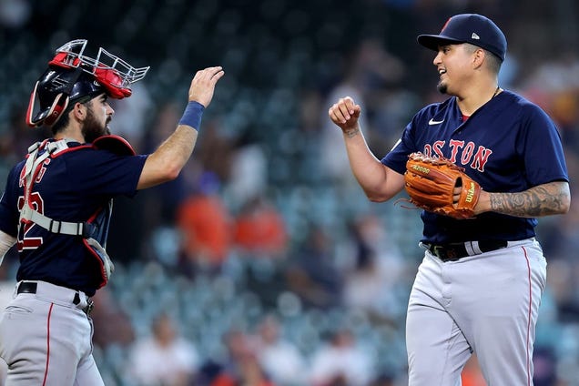 mlb-roundup:-red-sox-ring-up-24-hits,-pummel-astros-17-1