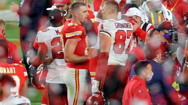 rob-gronkowski,-not-travis-kelce,-is-the-goat-tight-end
